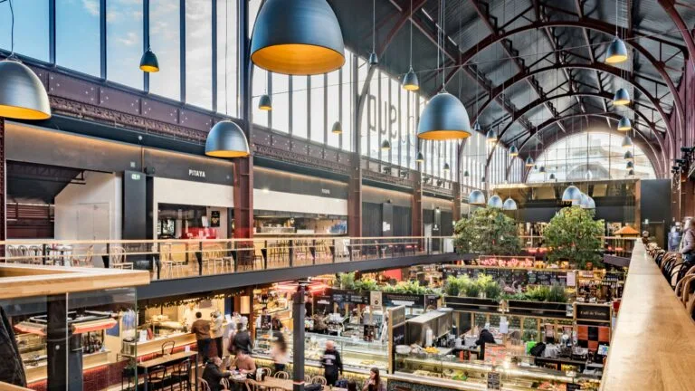 Nowa hala gastronomiczna w centrum Olympii z imprezą sylwestrową
